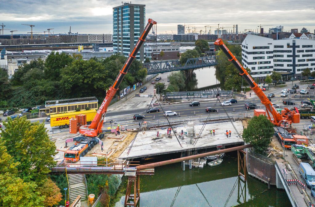 Luftaufnahme der Brücke aus Kanalseite