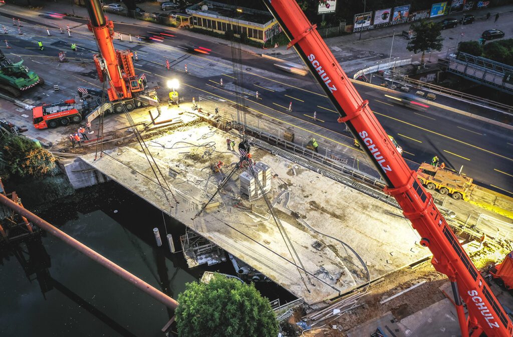 Luftaufnahme der Brücke aus Uferseite