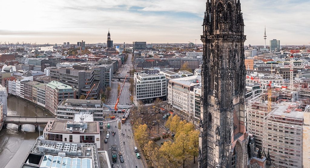 Luftaufnahme mit Skyline der Hamburg City